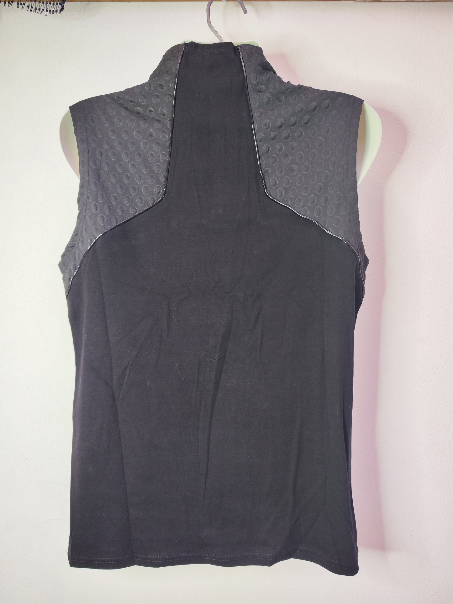 Tank top - 3D stretch and embossed knit